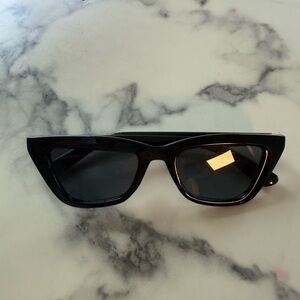 Elegant Black Cat-Eye Sunglasses